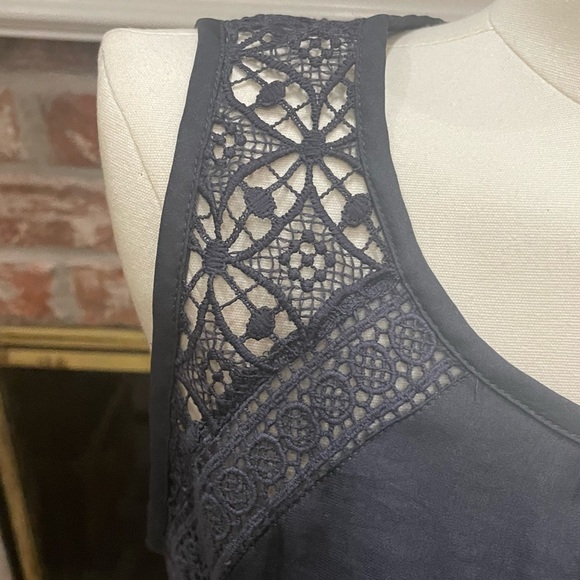 Ann Taylor LOFT navy blue top with lace accents / S / Excellent condition - Picture 7 of 17